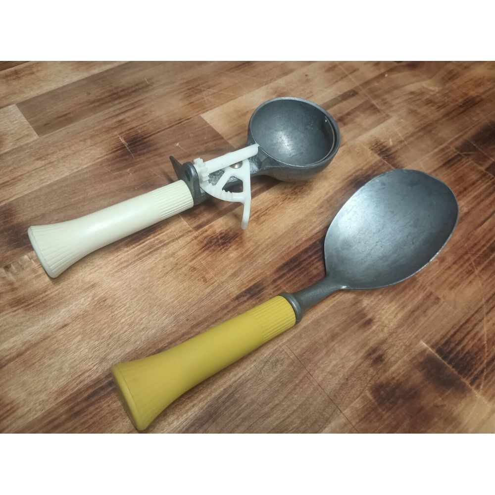 X2 Bonny Prod. Co. NY Ice Cream Scoop Yellow White Vintage Cast Aluminum Plastic
